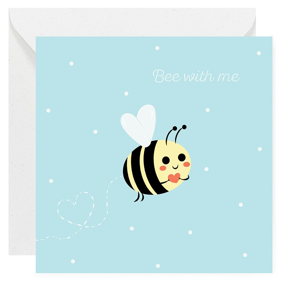 Kartka okolicznościowa miłosna. Urocza pszczoła, niebieskie tło, napis "Bee with me”