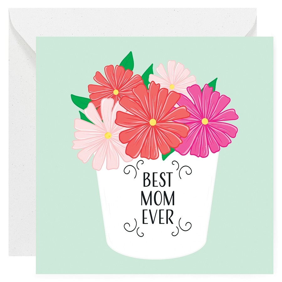 Kartka okolicznościowa na Dzień Matki – biały kubek z napisem “BEST MOM EVER”. W kubku polne kwiaty.